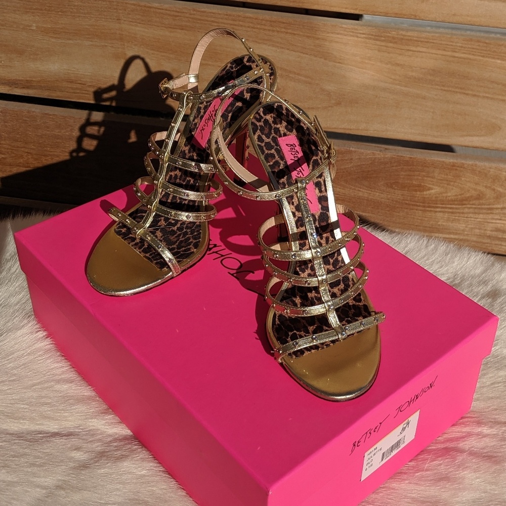 Betsey Johnson gold rhinestone sandal in box s 6.5